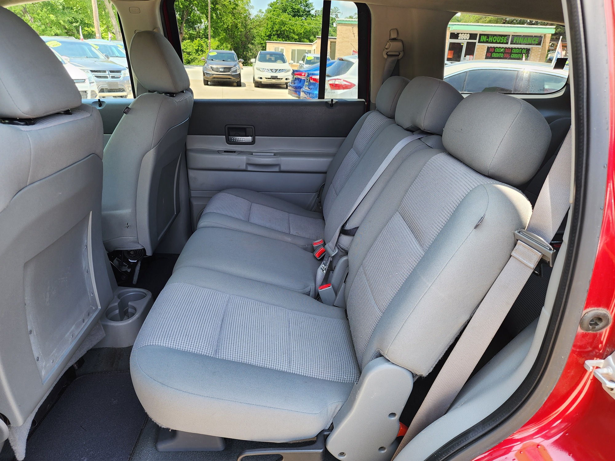 2007 RED /GRAY Dodge Durango SLT (1D8HD48P47F) with an 4.7L V8 SOHC 16V FFV engine, AUTO transmission, located at 2660 S.Garland Avenue, Garland, TX, 75041, (469) 298-3118, 32.885387, -96.656776 - Welcome to DallasAutos4Less, one of the Premier BUY HERE PAY HERE Dealers in the North Dallas Area. We specialize in financing to people with NO CREDIT or BAD CREDIT. We need proof of income, proof of residence, and a ID. Come buy your new car from us today!! This is a 2007 Dodge Durango SLT V8 S - Photo #15